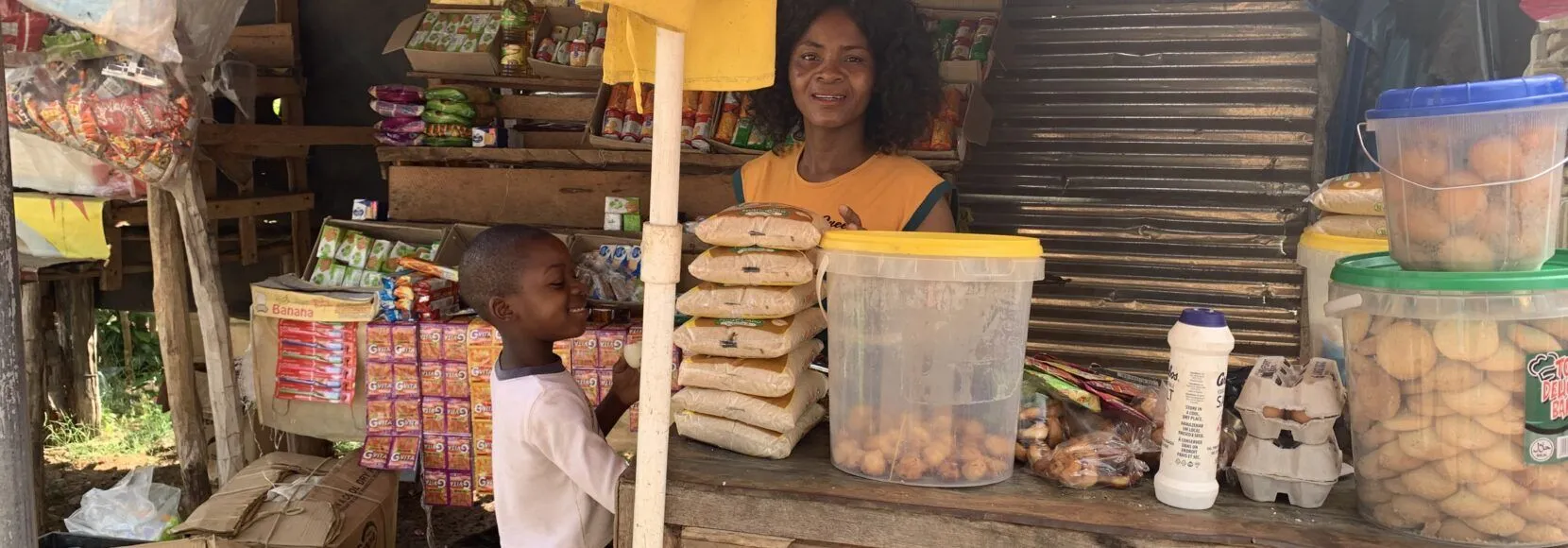 Ermelinda Cumbe an agent at M-Pesa, Africa‘s most successful mobile money service and the region’s largest fintech platform. She also earns income through her own business, a grocery street stall where she sells basic necessities. TechnoServe is working with the Swedish International Development Cooperation Agency (Sida) to help entrepreneurs like Ermelinda find long-term success through a “market systems” approach: the Women in Business (WIN) project. TechnoServe worked with was MZ Nyeleti, a Mozambican start-up organization, which acts as a super-agent for M-Pesa. The start-up provides float to M-Pesa agents in a city located in southern Mozambique called Inhambane. Through MZ Nyeleti, Ermelinda began taking classes on business management and learned how the start-up could attract customers to her own business. She then joined a WhatsApp group with other women entrepreneurs, where they share motivation and entrepreneurial tips on how to manage their businesses.