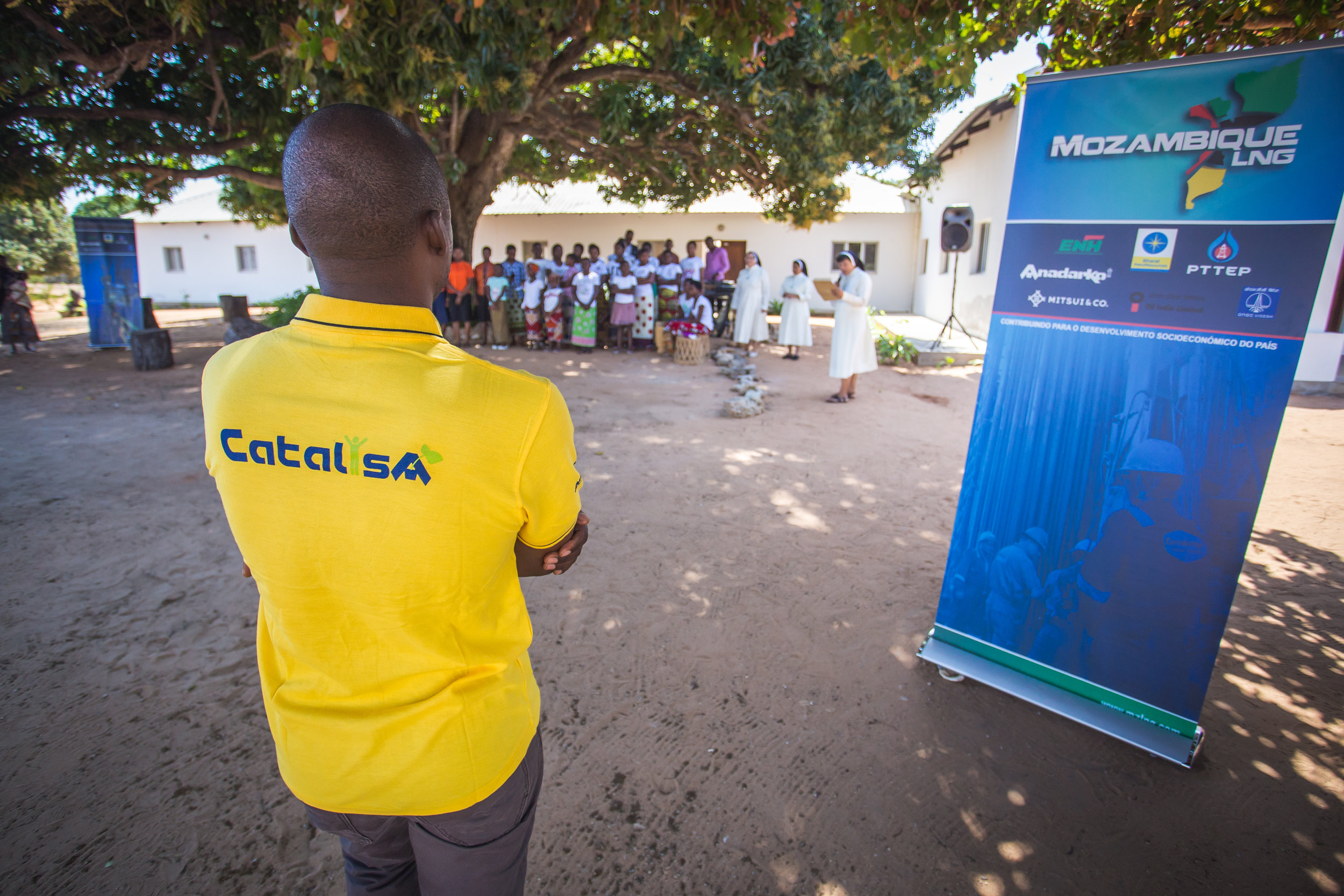 TechnoServe's Catalisa program promotes economic opportunities for youth in Cabo Delgado. In this photo, a TechnoServe trainer oversees a training session.