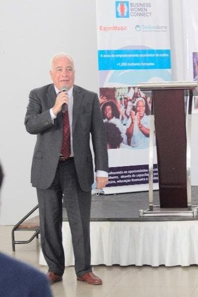 Dennis Hearne speaks to the crowd at the Business Women Connect event