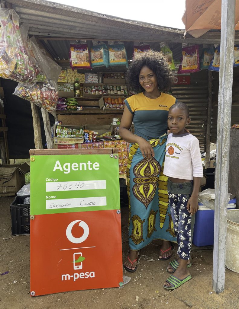 Ermelinda Cumbe an agent at M-Pesa, Africa‘s most successful mobile money service and the region’s largest fintech platform. She also earns income through her own business, a grocery street stall where she sells basic necessities. TechnoServe is working with the Swedish International Development Cooperation Agency (Sida) to help entrepreneurs like Ermelinda find long-term success through a “market systems” approach: the Women in Business (WIN) project. TechnoServe worked with was MZ Nyeleti, a Mozambican start-up organization, which acts as a super-agent for M-Pesa. The start-up provides float to M-Pesa agents in a city located in southern Mozambique called Inhambane. Through MZ Nyeleti, Ermelinda began taking classes on business management and learned how the start-up could attract customers to her own business. She then joined a WhatsApp group with other women entrepreneurs, where they share motivation and entrepreneurial tips on how to manage their businesses.