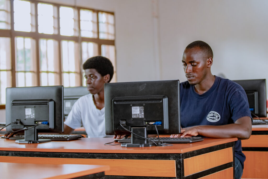 Students within the Rwanda INC project use computers. (TechnoServe / Robz Solutions Ltd.)