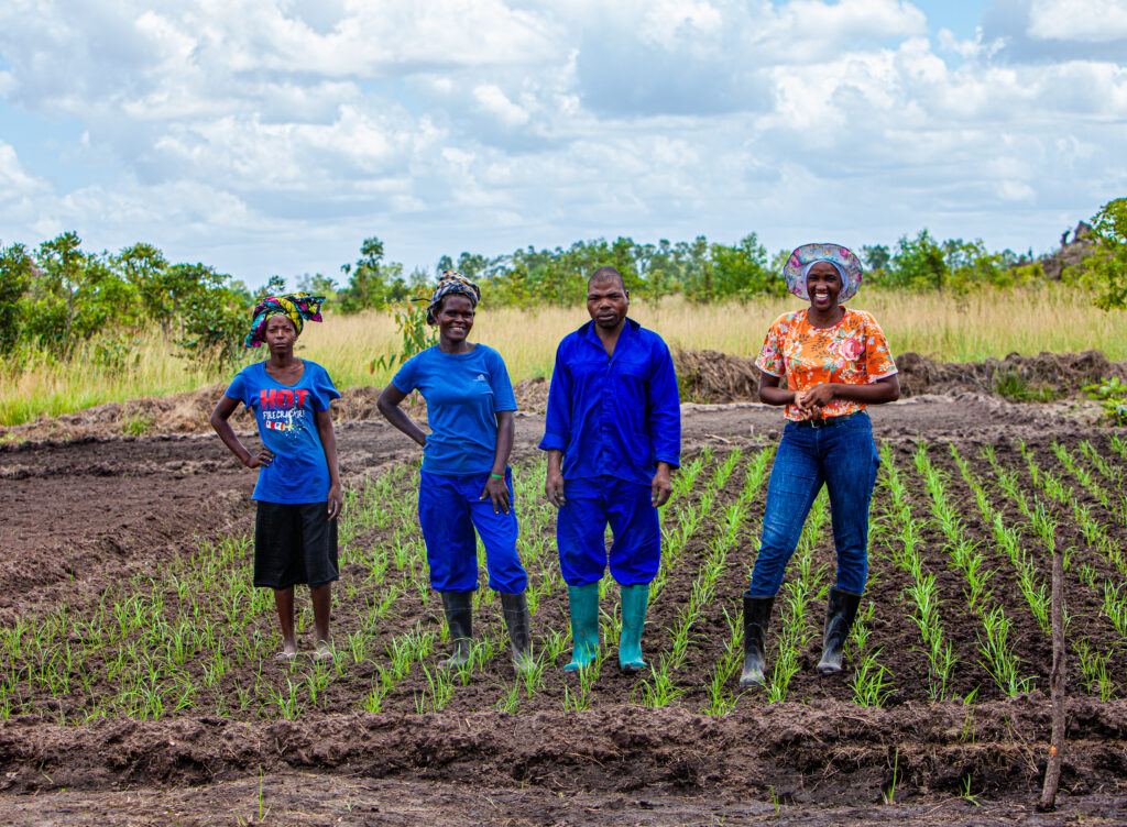 Farizana Hawa Candango (right), a farmer in TechnoServe&rsquo;s Mangwana program, with her team in Sofala Province, Mozambique. (TechnoServe / Flavia Gumende)&nbsp;