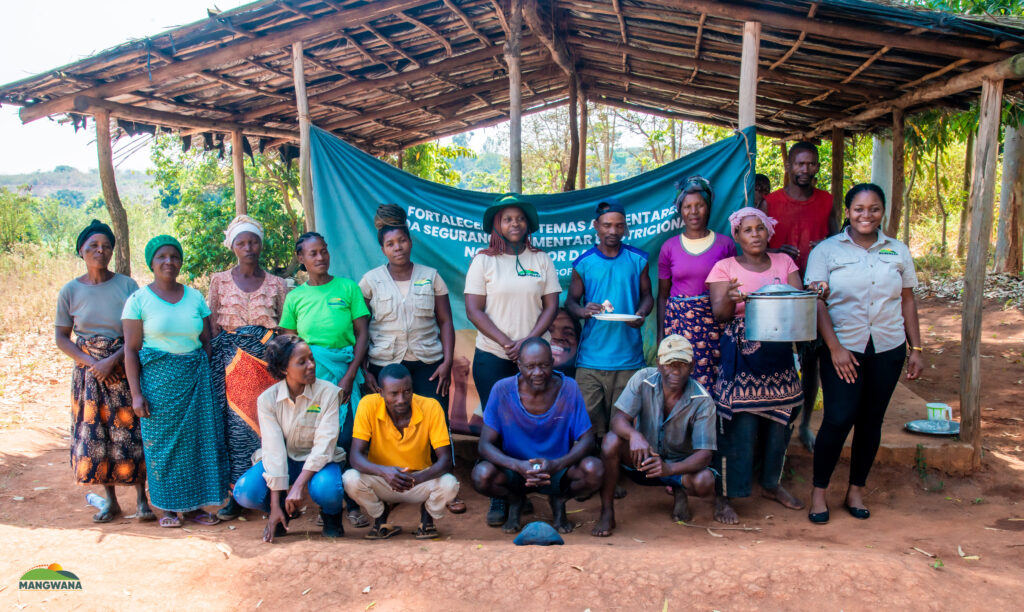 Mangwana staff and program participants gather for a photo. (TechnoServe / Flavia Gumende)