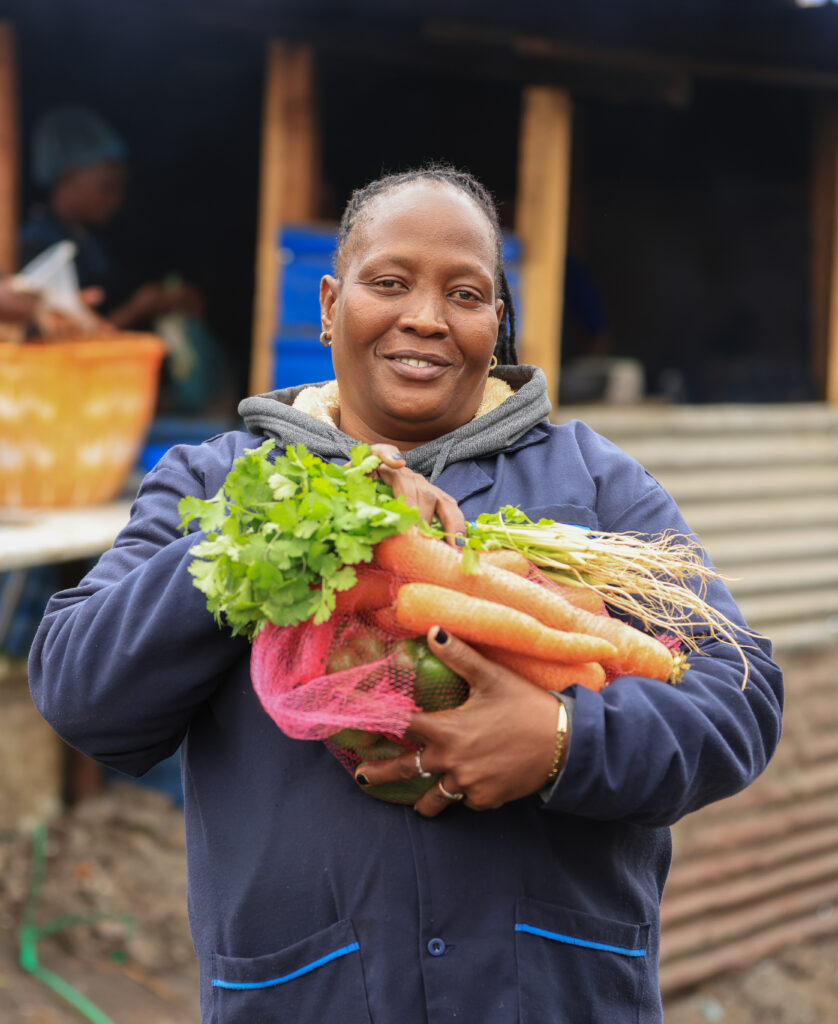 Cecilia Mwanthi receiving fresh produce via the app that TechnoServe’s NutriSave program piloted with Six Square Limited in Nairobi, Kenya. (TechnoServe / Stephen Owino)