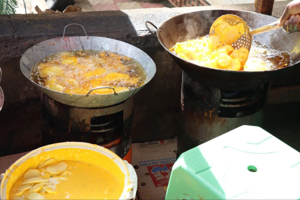 Roasted potatoes (bhajia) delivered by Six Square Limited being prepared for Strathmore University students by an informal food vendor in Nairobi, Kenya. (TechnoServe / Trine Maingi)